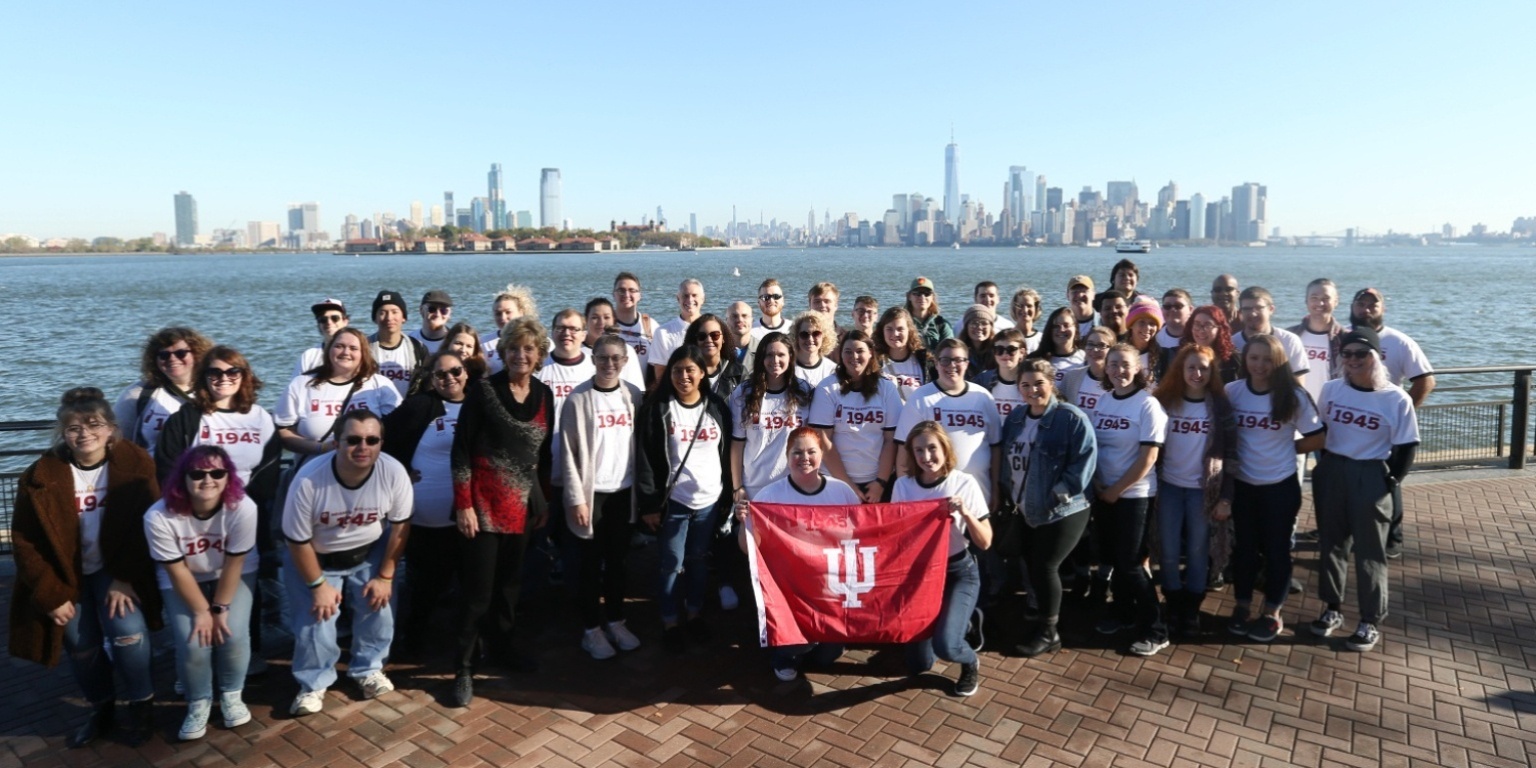 A large group of students and faculty on a KEY trip at the Chicago Pier.