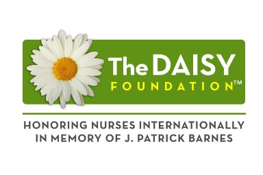 A white daisy on a green background